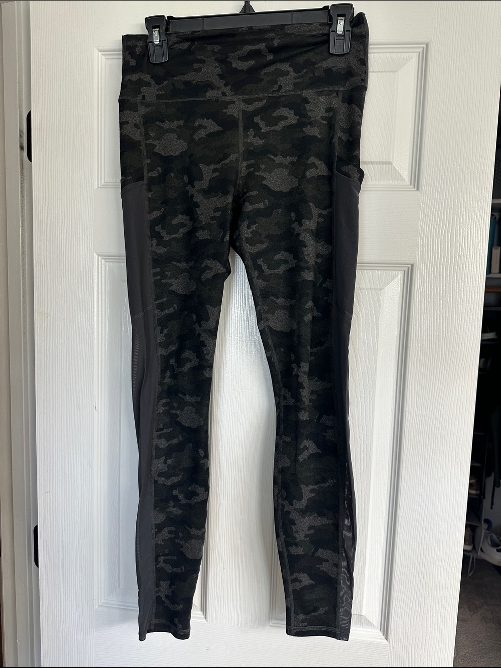Womens Black Camo Active Leggings with Side Pockets.